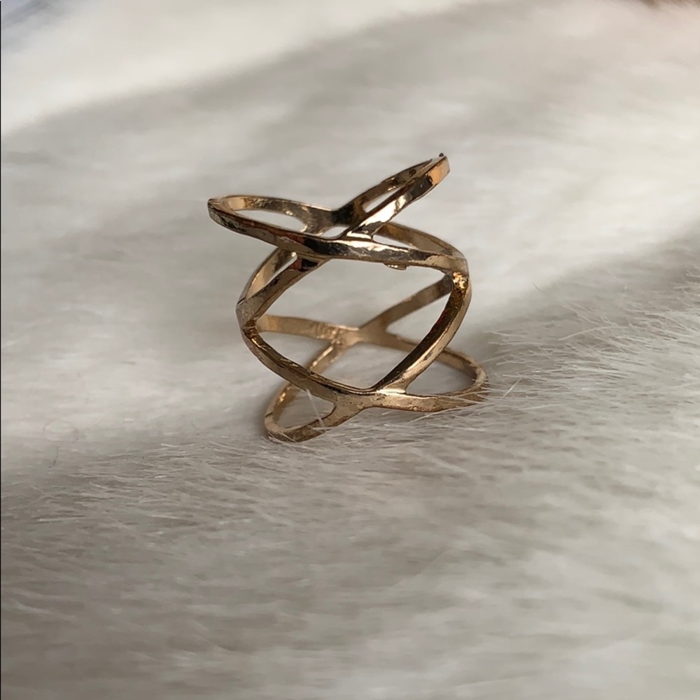 Wraparound crisscross ring